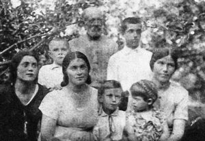 Сидят (слева направо): Антонина, Ада, София (крайняя справа). Стоят: сын Ады Эдуард Сикора (крайний слева), Казимир (крайний справа). Хутор Дембицкого. Предположительно 1936 год