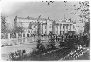 Каменец-Подольский. Здание местного театра и улица Шевченка. Предположительно, конец 50-х прошлого века. Фото опубликовано Э. Френкелем Каменец-Подольский. Здание местного театра и улица Шевченка. Предположительно, конец 50-х прошлого века. Фото опубликовано Э. Френкелем