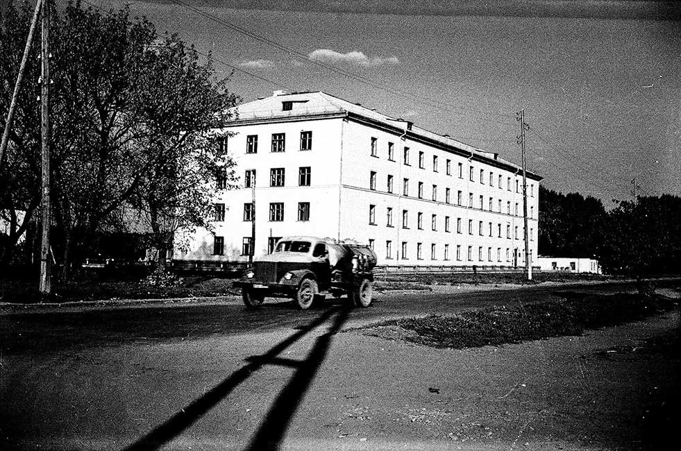 Каменец-Подольский. Черёмушки. Общежитие индустриального техникума Каменец-Подольский. Черёмушки. Общежитие индустриального техникума