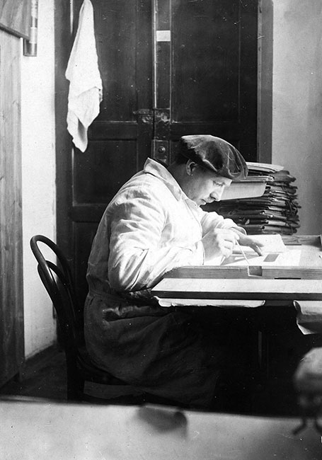 Стефан Таранушенко в своем кабинете. Фото П. Мусиенка. 1933 год